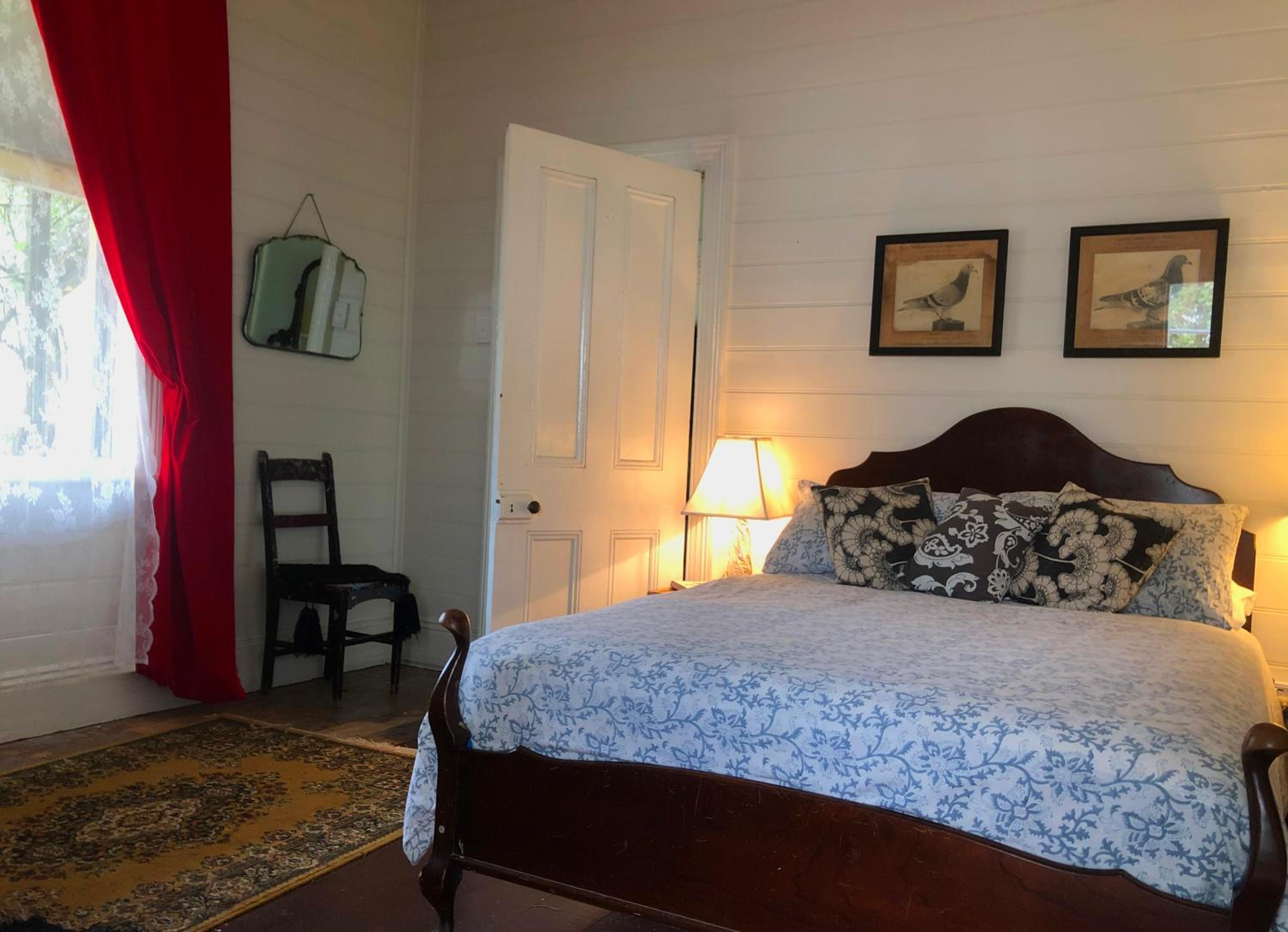 Original 1895 cottage with magnificent uninterrupted views of valley