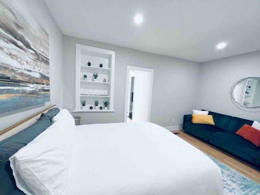 Contemporary Upscale 3BDR Home at Popular H Street Corridor Parking Included Free Cancellation photo 5