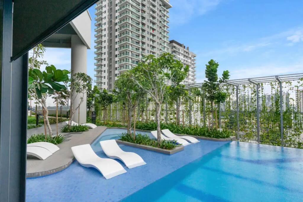 Convenient & Luxury Suite with Queen Bed S-23-11A view 2