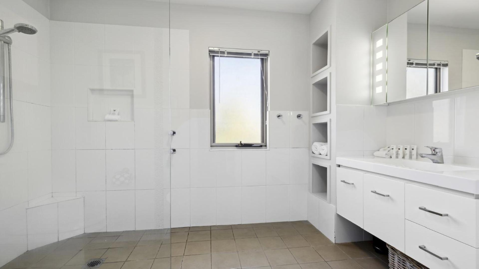 Pool, Whale - Observation - Deck, Sleeps 6, Pets