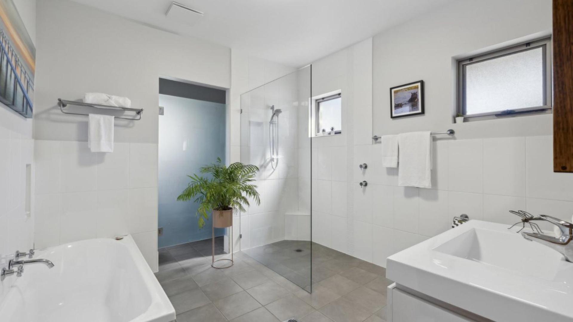 Pool, Whale - Observation - Deck, Sleeps 6, Pets