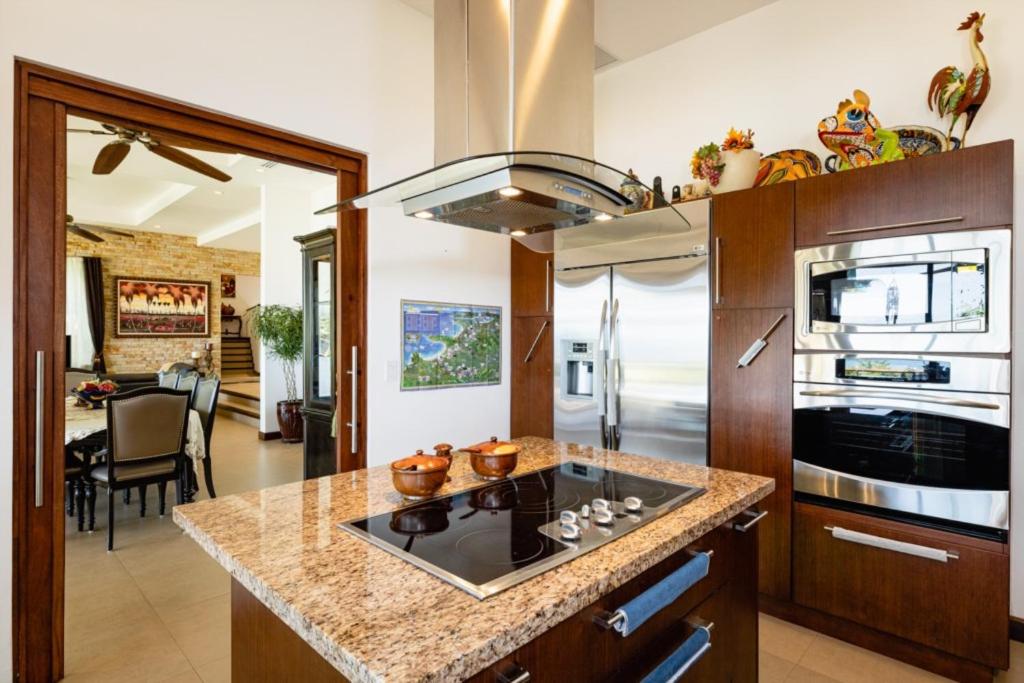 Little Dubai 4-br Ocean View Pacifico