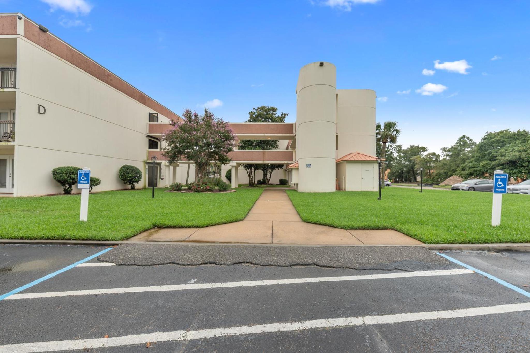 Hotel Fun 2 bed/2 bath condo with pool on Biloxi Beach - Image 1