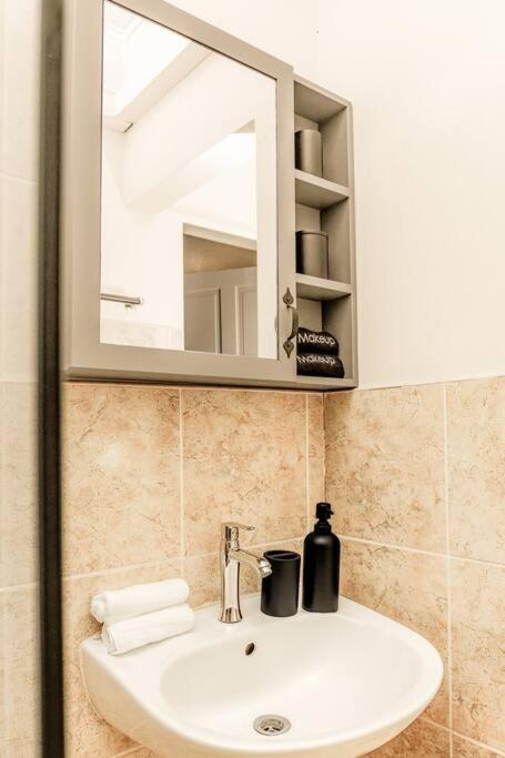 The Retreat Modern 1Bdr Condo near Int Airport view 2