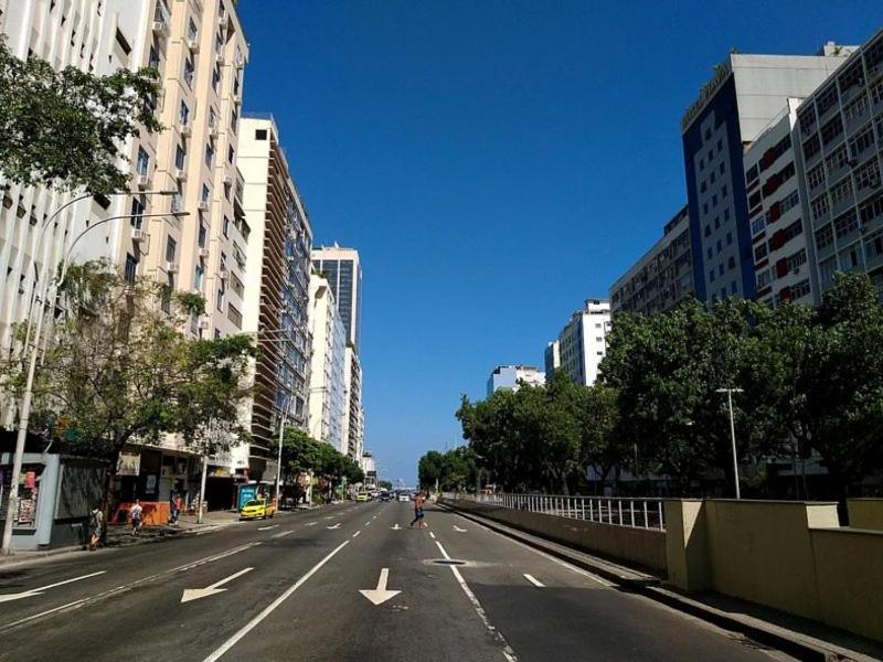 Apê Clássico Copa: A 1 Min da Praia, Sol e Mar