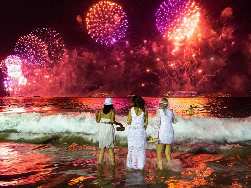 Apê Clássico Copa: A 1 Min da Praia, Sol e Mar