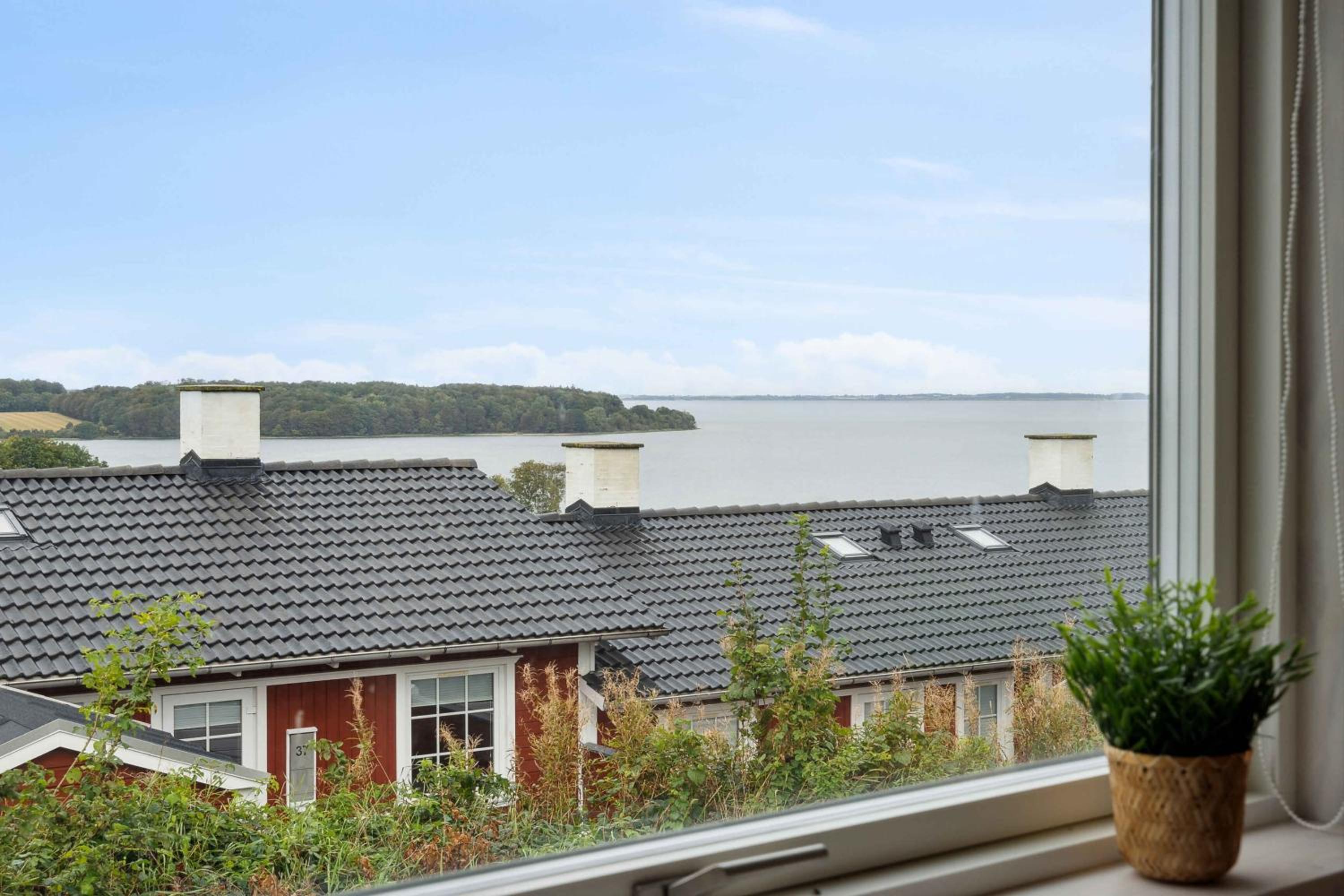 Lovely New-Built Cottage Near Sea