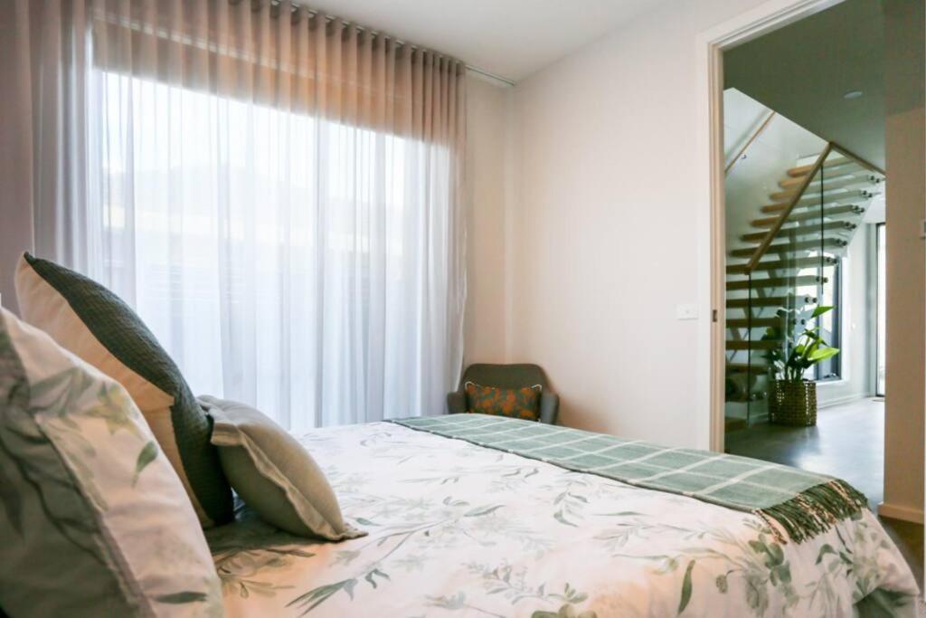 Light and bright townhouse Lake Wendouree