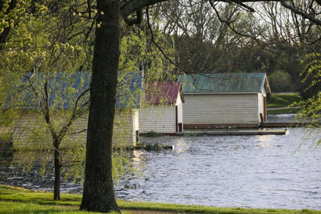 Light and bright townhouse Lake Wendouree