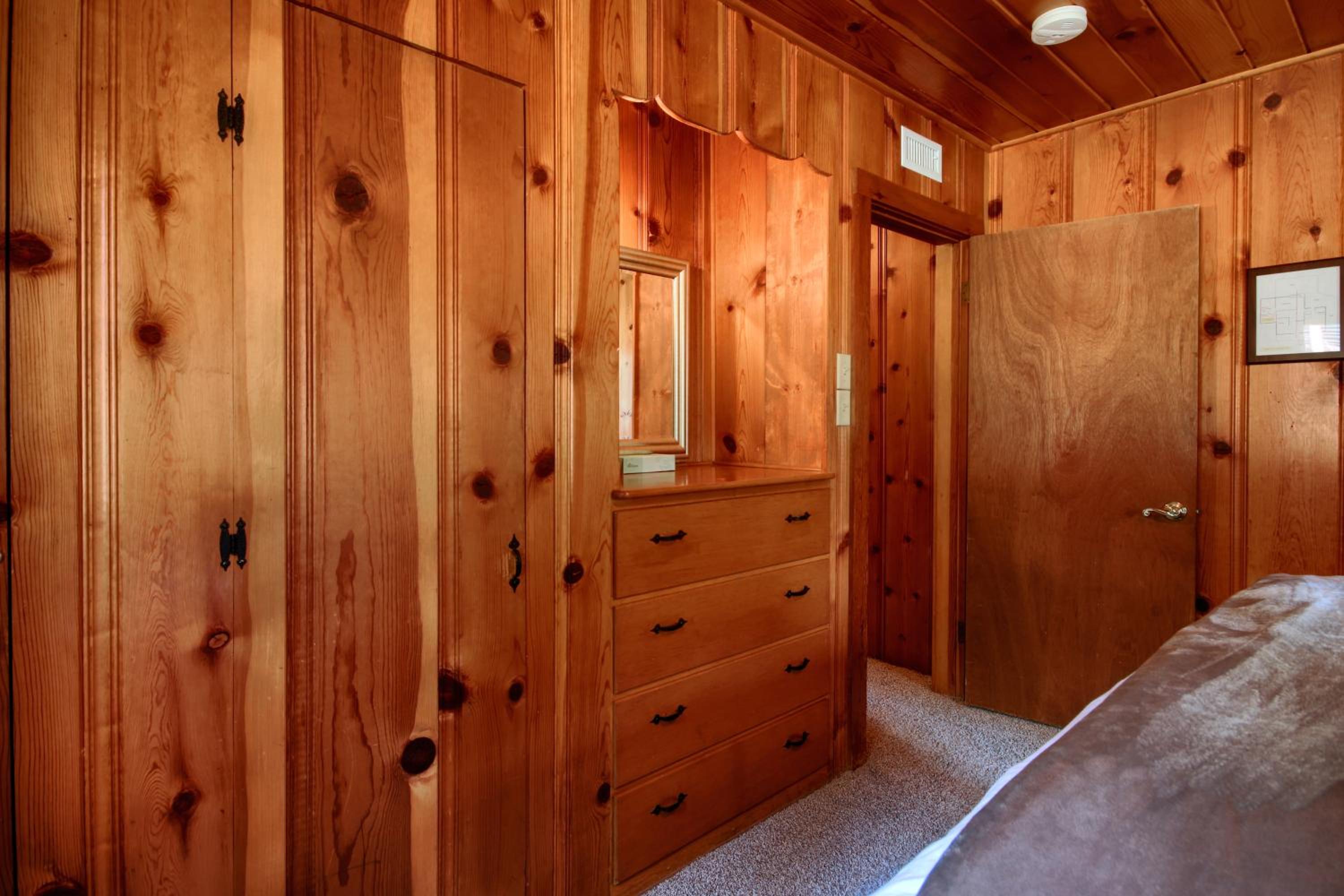 Cub House- Remodeled cabin INSIDE Yosemite with new hot tub and more view 3