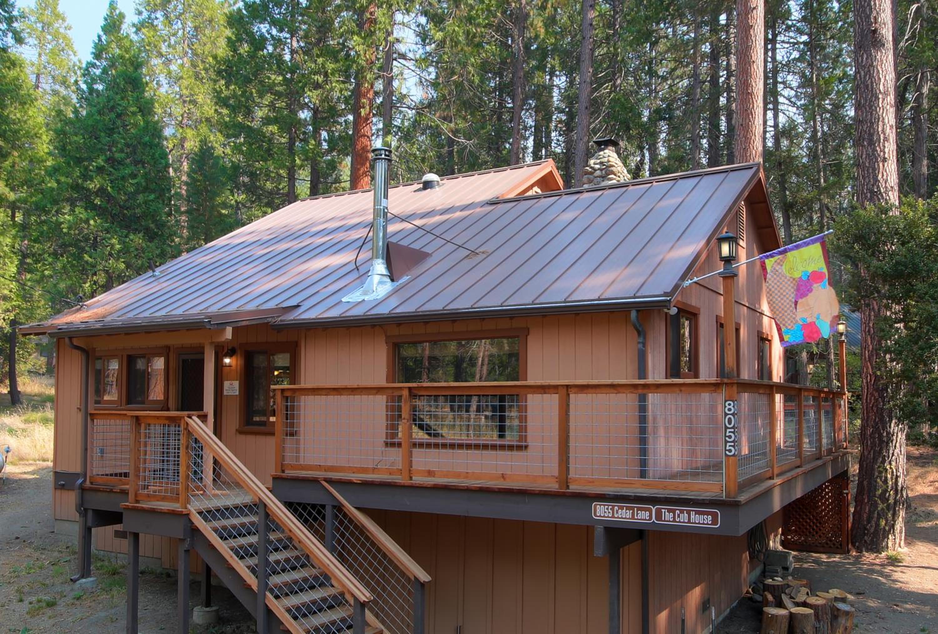 Cub House- Remodeled cabin INSIDE Yosemite with new hot tub and more view 5