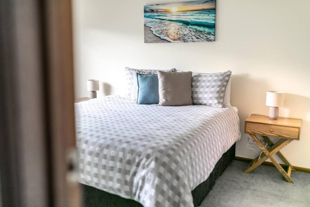 BEST location! Sleep 7 Pet Friendly Spacious