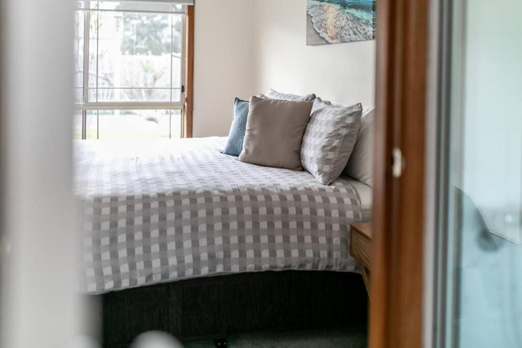 BEST location! Sleep 7 Pet Friendly Spacious