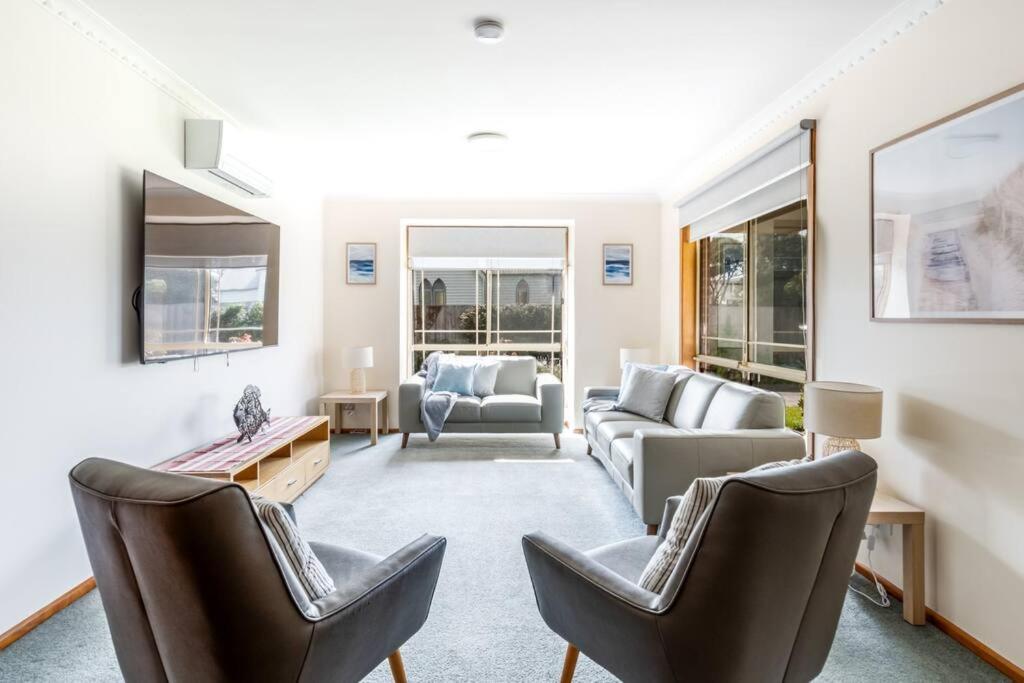 BEST location! Sleep 7 Pet Friendly Spacious