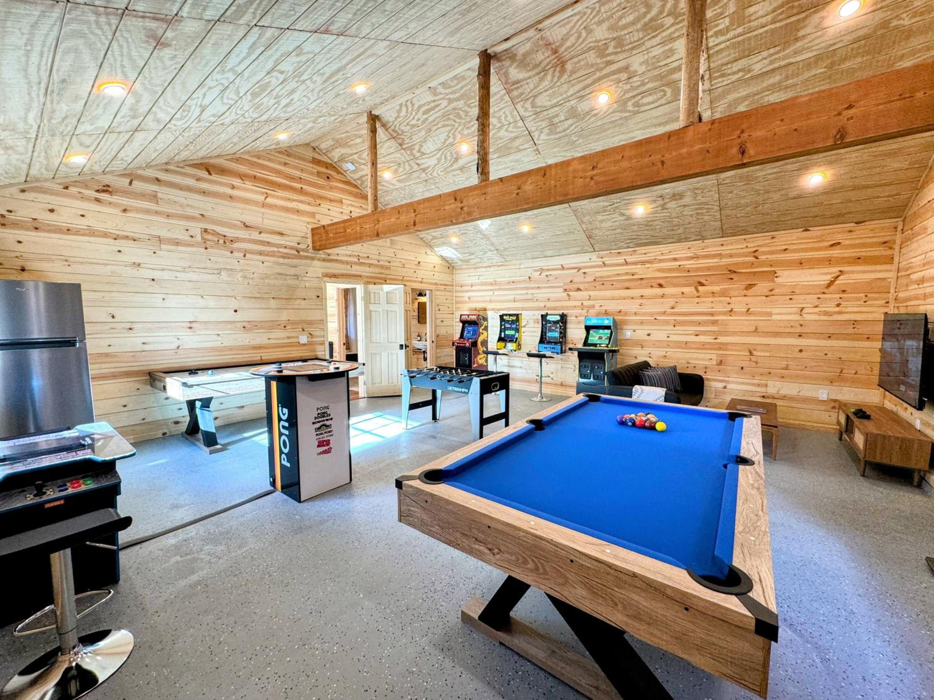 Log Cabin w/ pool, spa, game room, sleeps 20 view 4