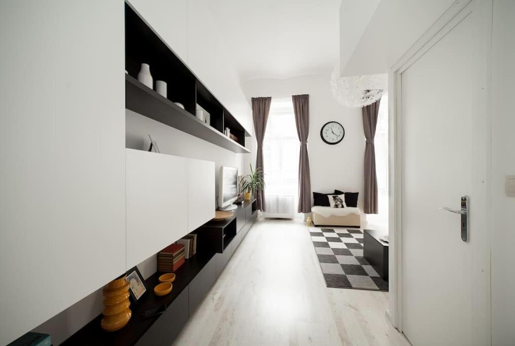 LittleWhiteInTheHeartOfBudapest