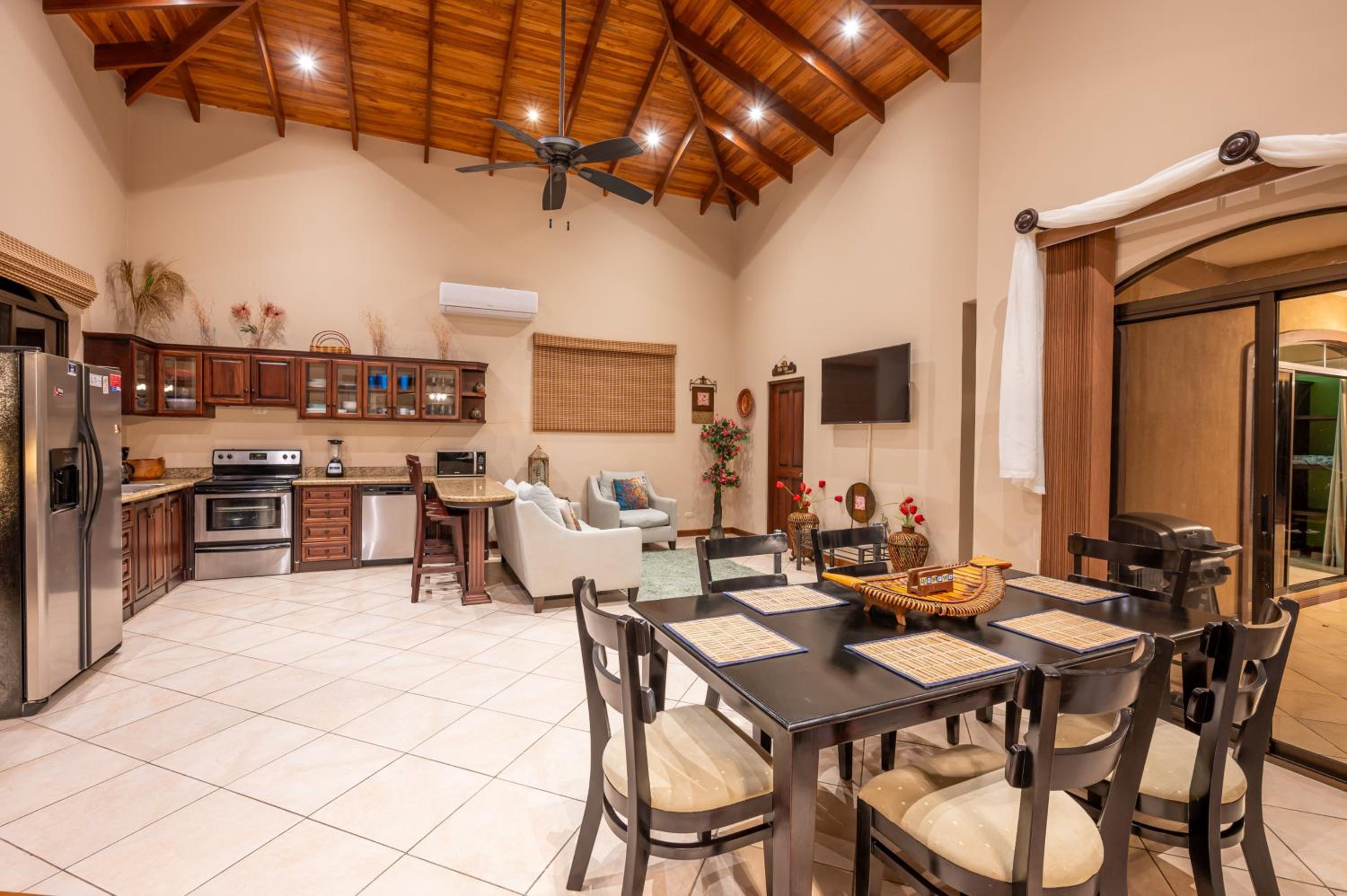 Casa Lasky 4br Villa W Pool & View
