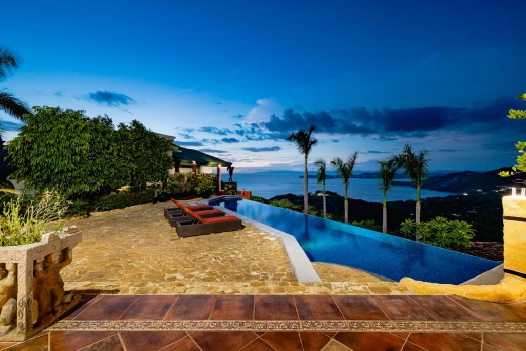 Casa Amarilla 4br Bay-view Villa - 8 Guests
