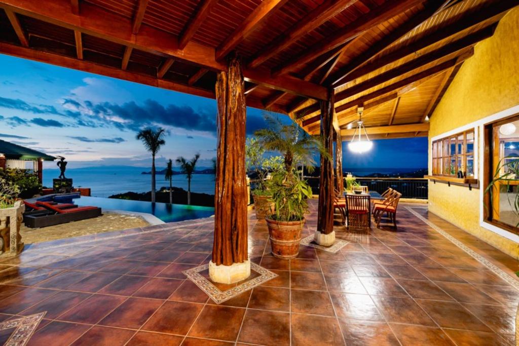 Casa Amarilla 4br Bay-view Villa - 8 Guests