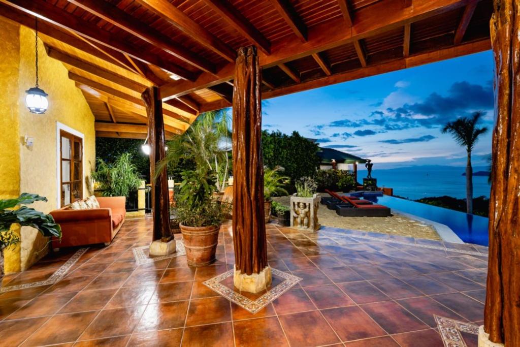 Casa Amarilla 4br Bay-view Villa - 8 Guests