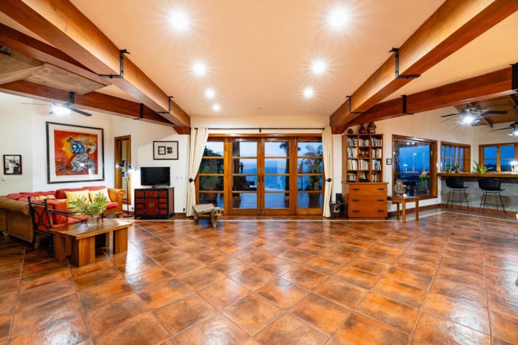 Casa Amarilla 4br Bay-view Villa - 8 Guests