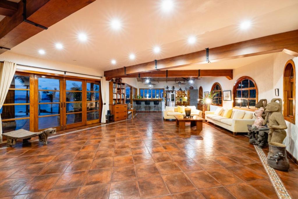 Casa Amarilla 4br Bay-view Villa - 8 Guests
