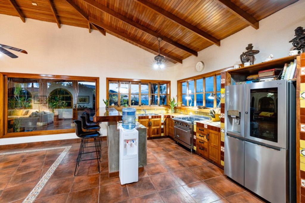 Casa Amarilla 4br Bay-view Villa - 8 Guests
