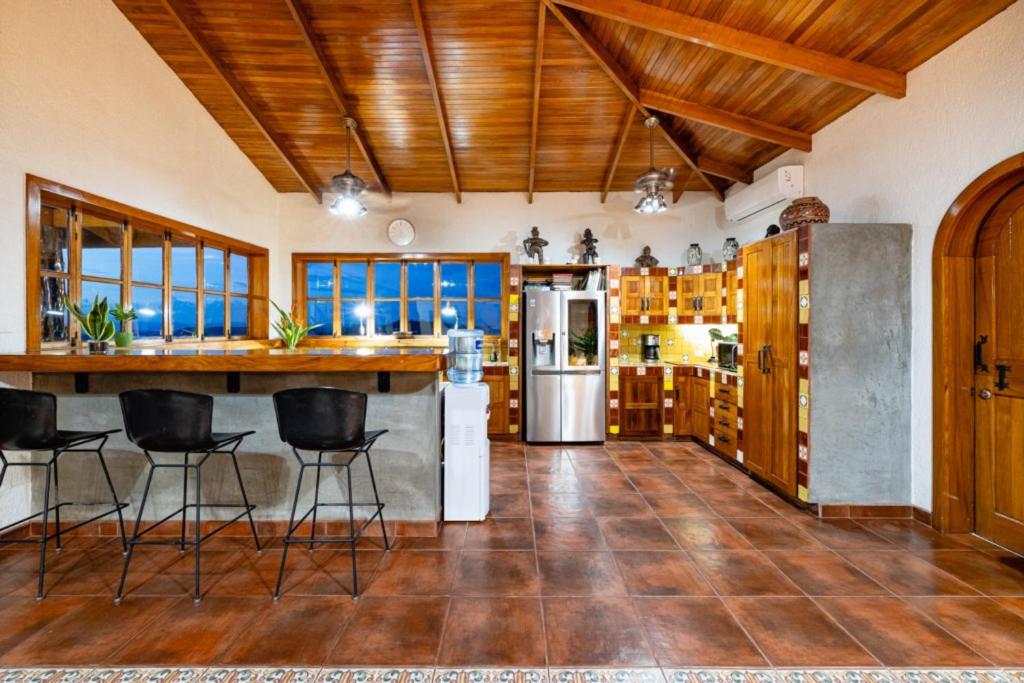 Casa Amarilla 4br Bay-view Villa - 8 Guests