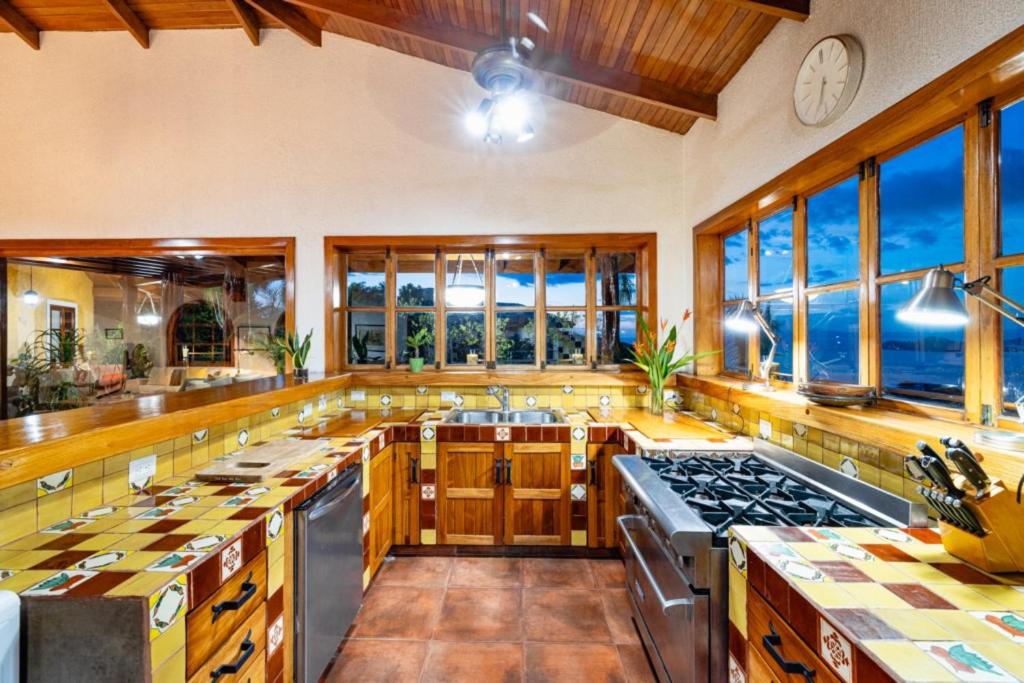 Casa Amarilla 4br Bay-view Villa - 8 Guests