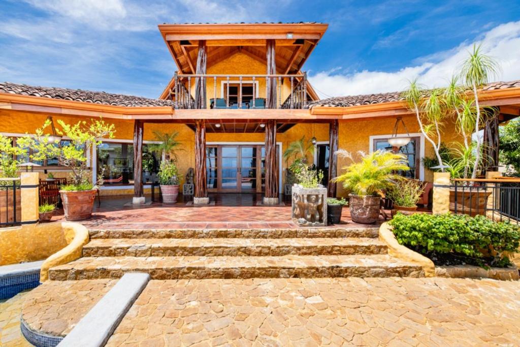 Casa Amarilla 4br Bay-view Villa - 8 Guests