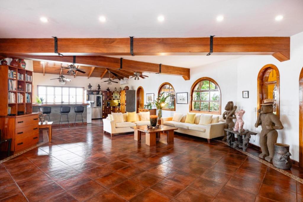 Casa Amarilla 4br Bay-view Villa - 8 Guests