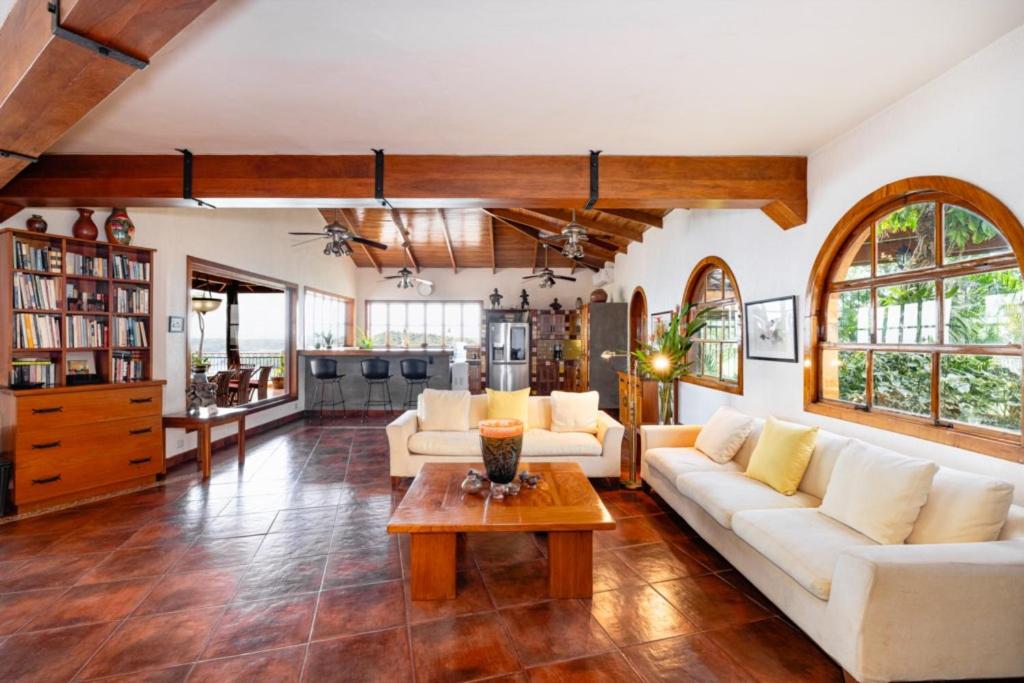 Casa Amarilla 4br Bay-view Villa - 8 Guests