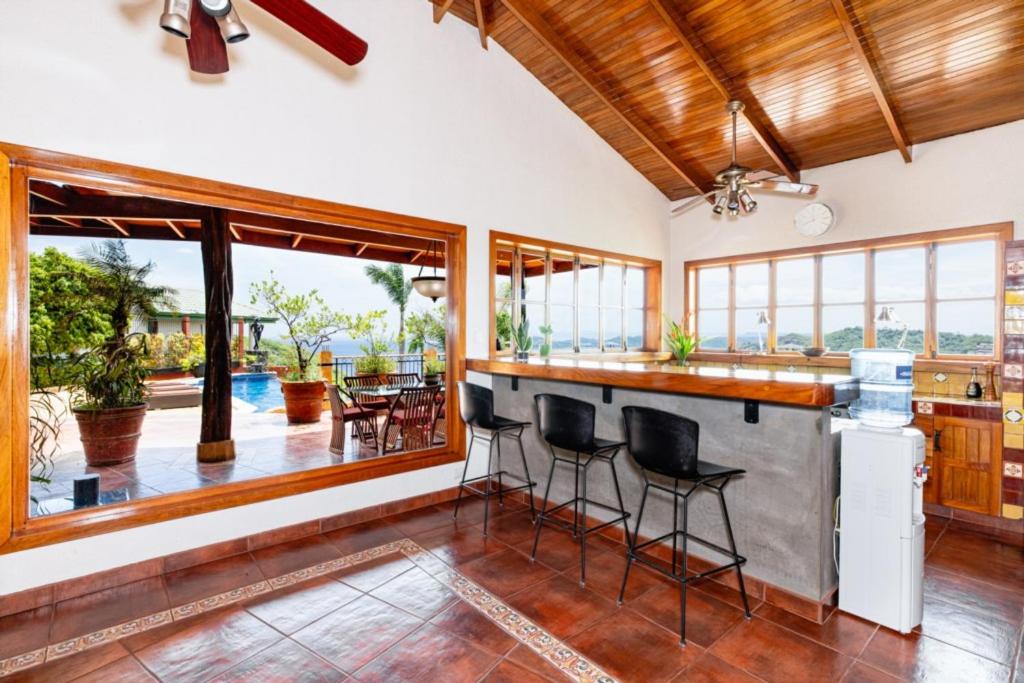 Casa Amarilla 4br Bay-view Villa - 8 Guests