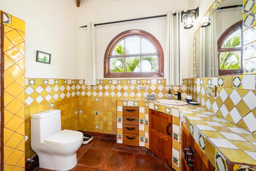 Casa Amarilla 4br Bay-view Villa - 8 Guests
