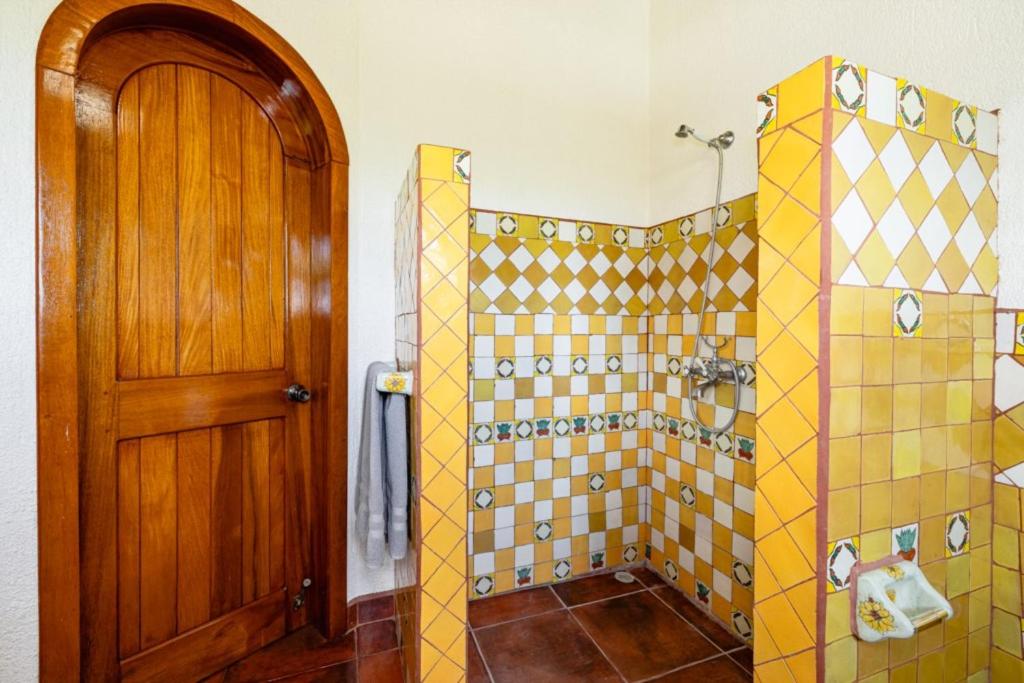 Casa Amarilla 4br Bay-view Villa - 8 Guests