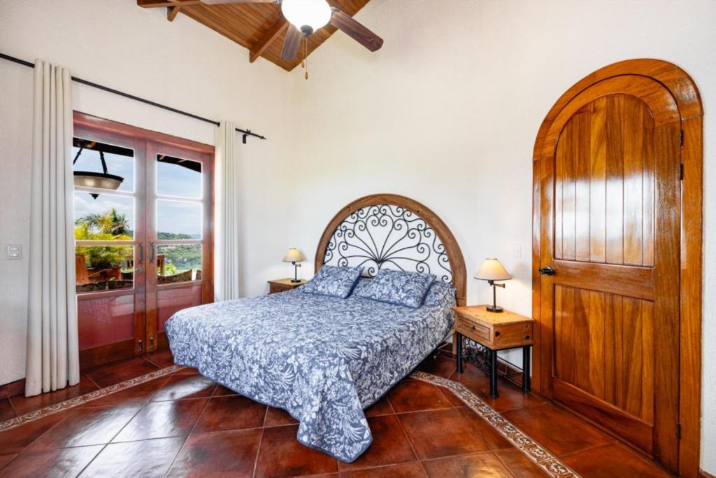 Casa Amarilla 4br Bay-view Villa - 8 Guests