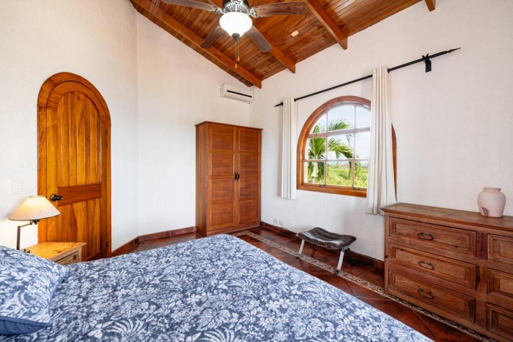 Casa Amarilla 4br Bay-view Villa - 8 Guests