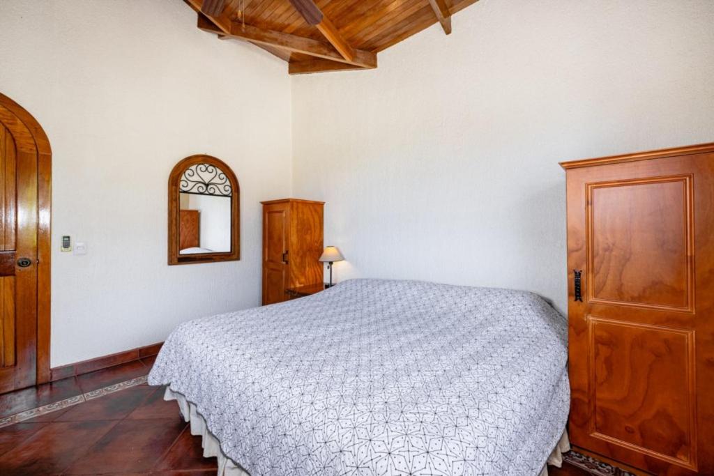 Casa Amarilla 4br Bay-view Villa - 8 Guests