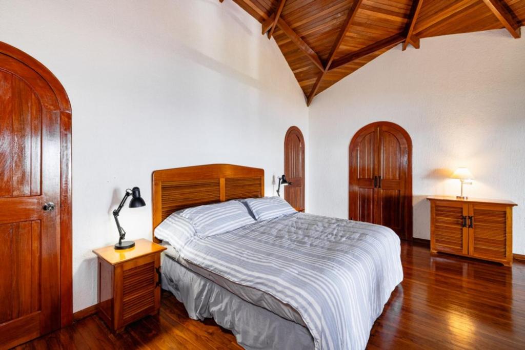 Casa Amarilla 4br Bay-view Villa - 8 Guests