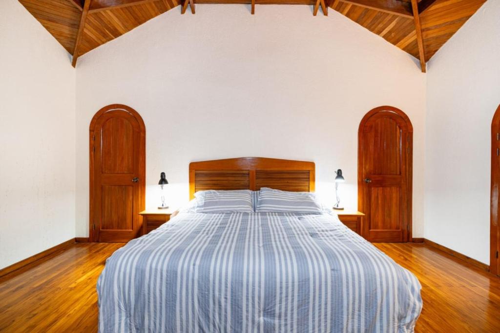 Casa Amarilla 4br Bay-view Villa - 8 Guests