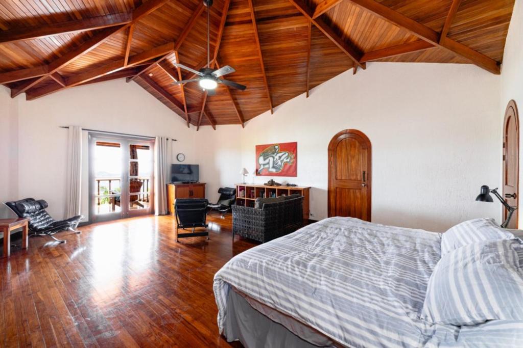 Casa Amarilla 4br Bay-view Villa - 8 Guests