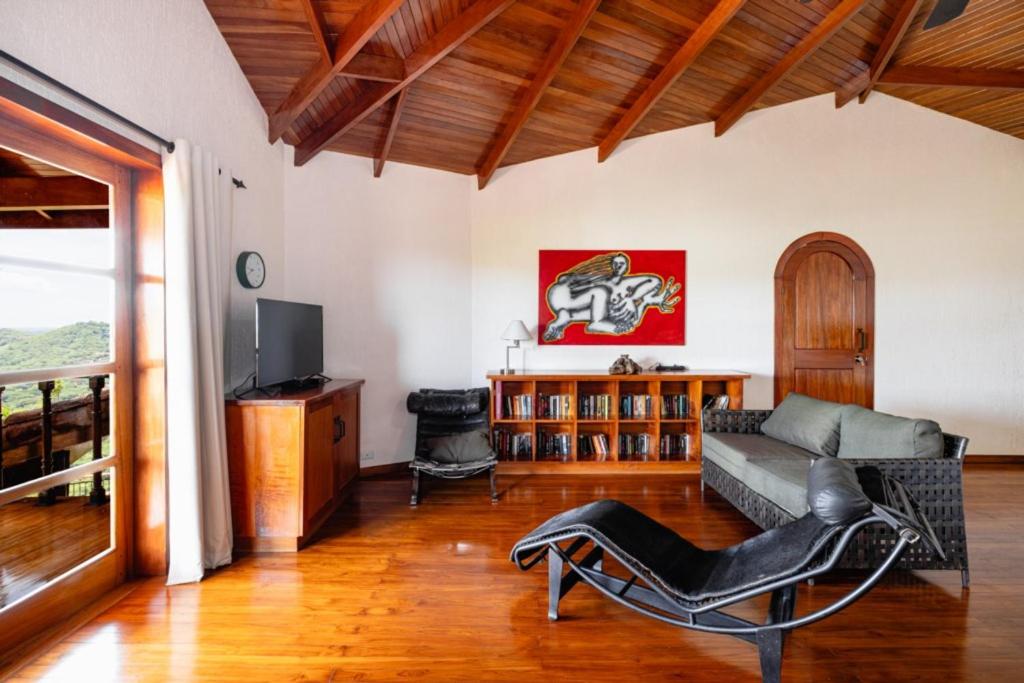 Casa Amarilla 4br Bay-view Villa - 8 Guests