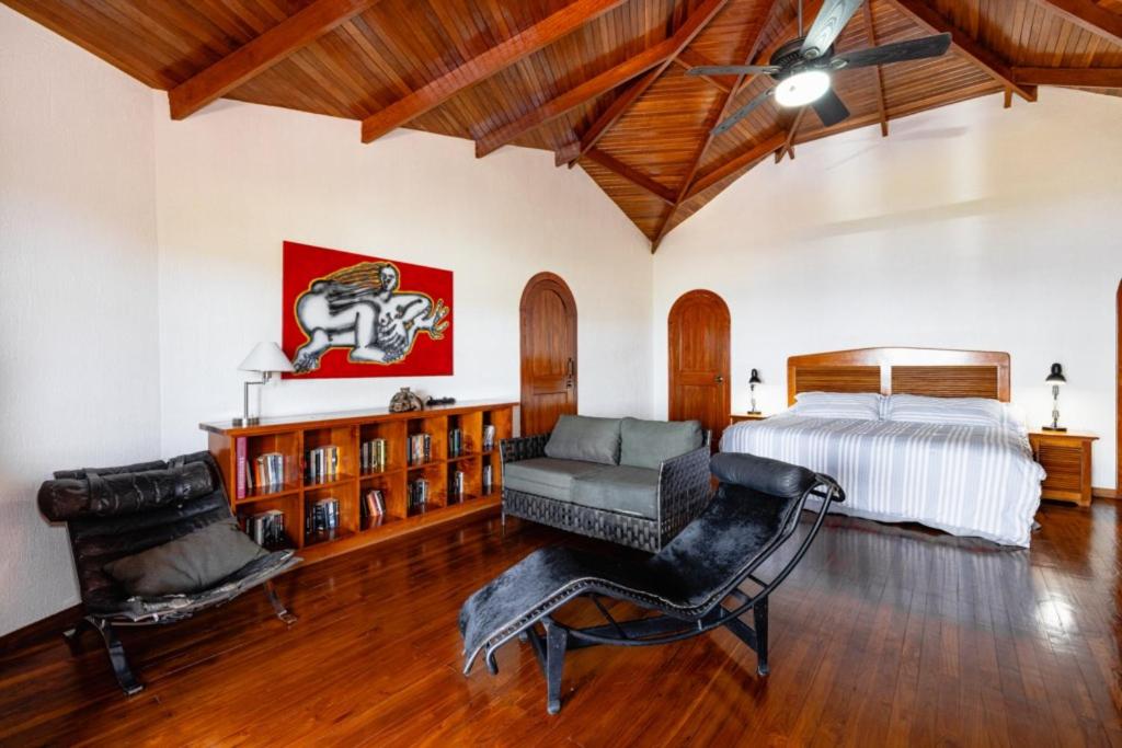 Casa Amarilla 4br Bay-view Villa - 8 Guests