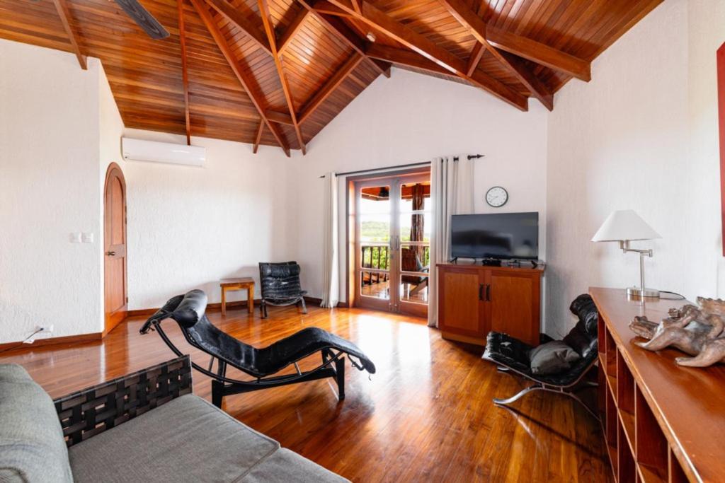 Casa Amarilla 4br Bay-view Villa - 8 Guests
