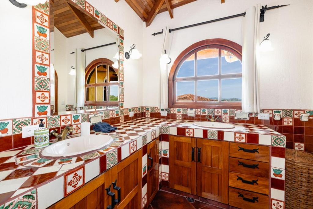 Casa Amarilla 4br Bay-view Villa - 8 Guests