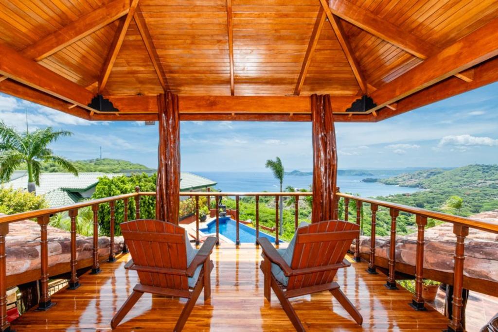 Casa Amarilla 4br Bay-view Villa - 8 Guests