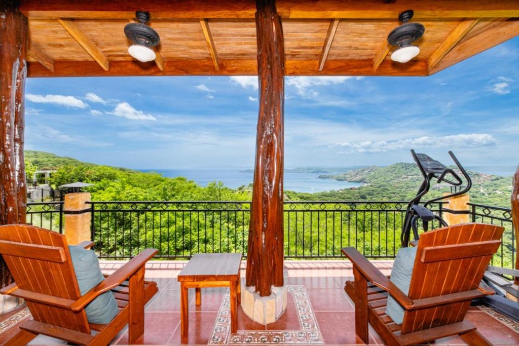Casa Amarilla 4br Bay-view Villa - 8 Guests
