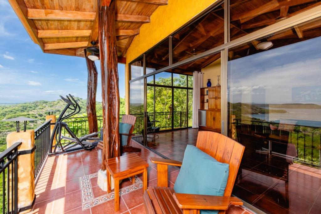 Casa Amarilla 4br Bay-view Villa - 8 Guests