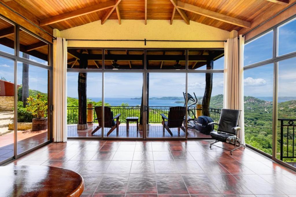 Casa Amarilla 4br Bay-view Villa - 8 Guests