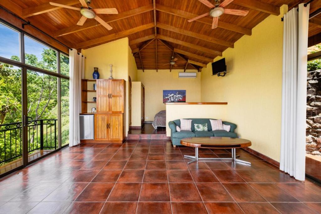 Casa Amarilla 4br Bay-view Villa - 8 Guests